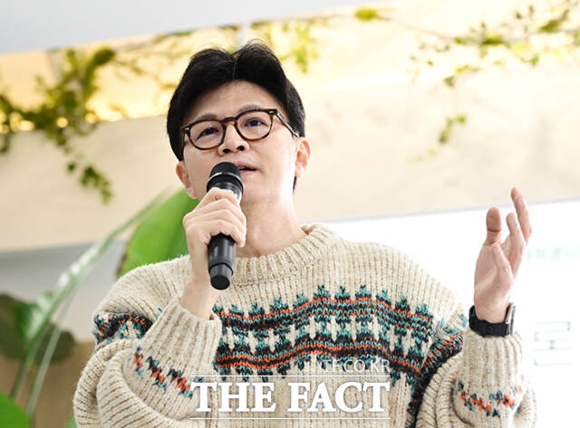 한동훈 전 국민의힘 대표가 10일 CBS 라디오에 출연해 석방된 윤석열 대통령을 뵐 기회가 있었으면 좋겠다는 의중을 밝혔다. /이새롬 기자