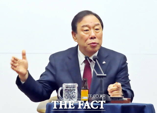 설명하고 있는 최민호 세종시장. /김형중 기자