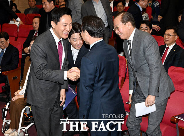 오세훈 서울시장(왼쪽)이 7일 오후 서울 여의도 국회의원회관 대회의실에서 열린 지방분권형 헌법 개정 국회 대토론회에 참석해 유정복 인천시장과 인사를 하고 있다./배정한 기자