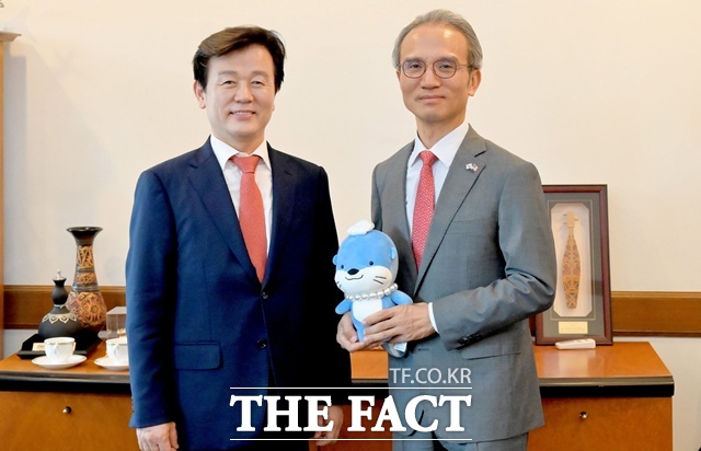 조규일 진주시장(왼쪽)이 여승배 주말레이시아대사와 기념 촬영을 하고 있다. /진주시