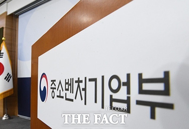 중소벤처기업부와 중소벤처기업진흥공단이 이달 31일까지 2025년 온라인수출플랫폼 사업 참여기업을 모집한다. /더팩트 DB