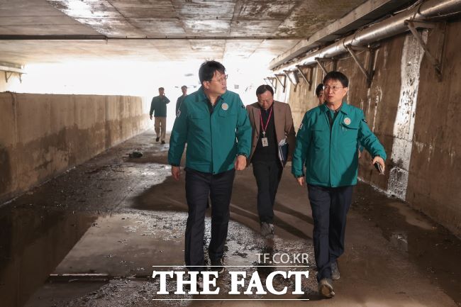 해빙기 재난위험시설을 점검하는 안치권 부시장(왼쪽) /의왕시