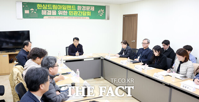 인천시의회 건설교통위원회가 최근 불거진 한상드림아일랜드 골프장 건설 과정 중 발생한 환경 이슈에 대한 현황 공유 및 향후 대응 방안을 논의하기 위한 간단회를 개최했다./인천시의회