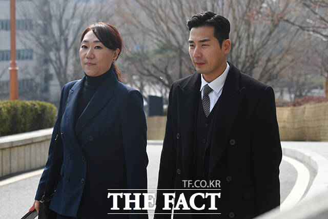 오세훈 서울시장의 여론조사 대납 의혹을 수사하는 검찰이 공익제보자 강혜경 씨를 상대로 서울에서 조사를 벌이고 있다. 명태균 의혹을 폭로한 강혜경 씨가 문건일 변호사와 함께 10일 오후 서울 서초구 서초동 서울중앙지방검찰청 명태균 의혹 전담수사팀 조사에 출석하고 있다. /장윤석 기자