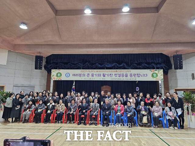 8일 제7회 홍성여자중학교부설방송통신중학교 입학식을 마친 후 기념 촬영을 하고 있다. /충남도교육청