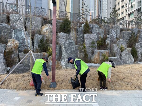 대덕구노인종합복지관은 11일 2025년 노인일자리 및 사회활동지원사업으로 ‘대덕환경보호지킴이’ 신규 사업단을 출범한다고 밝혔다. 사진은 사업단 참여 어르신들의 활동 모습./대덕구종합사회복지관