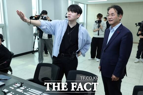 이동환 경기 고양시장이 10일 고양시 교육발전특구 시범지역 운영 사업의 일환으로 중부대 고양창의캠퍼스에 조성된 GY(고양) STUDIO X를 찾아 관계자로부터 설명을 듣고 있다./고양시