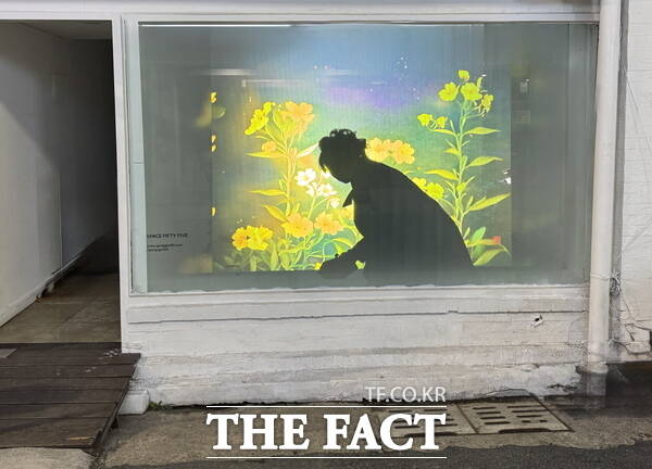 대전 중구 선화동 공간오십오에서 진행되고 있는 김은희 작가의 존재의 순환-피고, 지고, 흐르고, 빛나는 전시회 작품. /정예준 기자