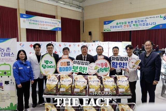 합천군 농촌 왕진버스가 11일 율곡면을 시작으로 전 읍면을 순회하며 의료 서비스를 제공한다. /합천군