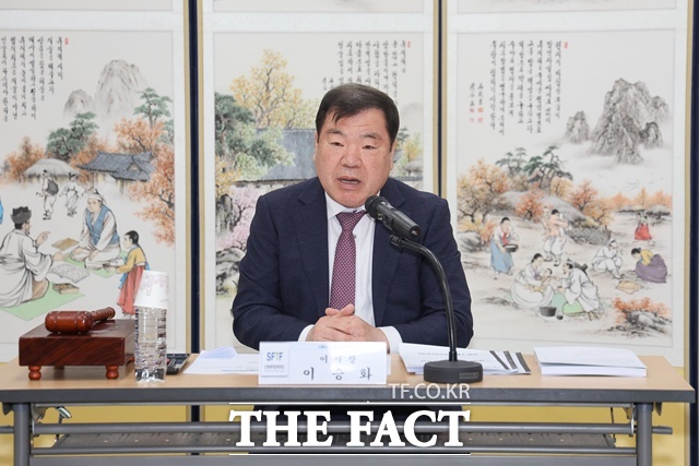 산청축제관광재단 이사장인 이승화 산청군수가 11일 동의보감촌 엑스포주제관 다목적실에서 ‘제3회 정기 이사회’를 열고 있다./산청군