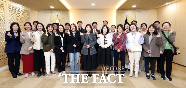 대안학교·학교밖청소년지원센터 학부모들, 조용익 시장 기념 촬영 모습./부천시