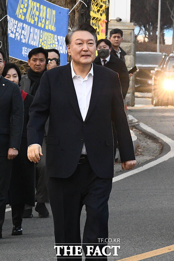대통령실이 한남동 관저 내 윤석열 대통령의 모습을 보도한 매체에 유감을 표하며 법적 대응을 시사했다. 윤 대통령이 8일 오후 5시 40분쯤 경기도 의왕시 서울구치소를 빠져나오며 지지자들에게 인사하고 있다. /서예원 기자