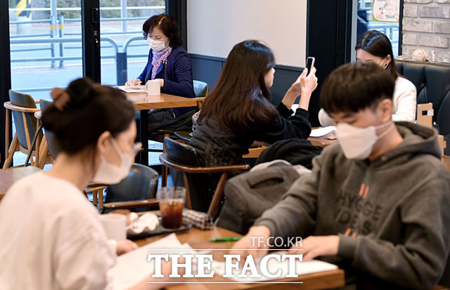구직활동을 하지 않고 쉬었음을 선택한 청년 10명 중 4명은 원인으로 적합한 일자리 부족을 꼽았다. /더팩트 DB