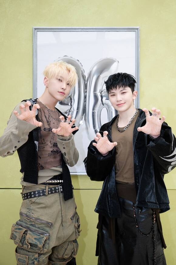 그룹 세븐틴의 유닛 호시(왼쪽)x우지가 지난 10일 발매한 싱글 1집 앨범 BEAM이 많은 사랑을 받고 있다. /플레디스 엔터테인먼트