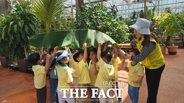 두메실농업파크에서 어린이들이 체험활동을 하고 있다./진주시