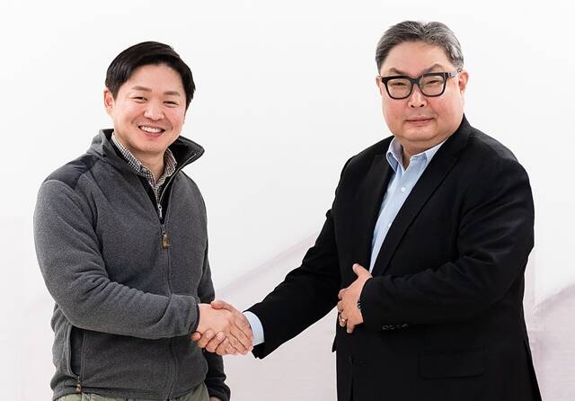 최성환 SK네트웍스 사업총괄 사장(왼쪽)과 권오형 퀄컴 아태지역 총괄 사장 겸 본사 수석 부사장이 지난해 12월 서울 종로구 삼일빌딩에서 양사 협력 방안을 이야기하며 악수하고 있다. /SK네트웍스