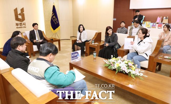 대안학교·학교밖청소년지원센터 학부모들이 조용익 시장과 대화하는 모습./부천시