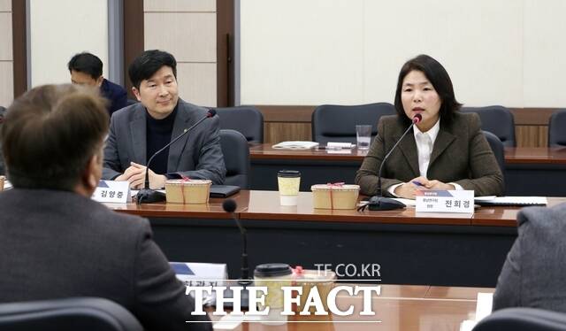 12일 충남연구원서 열린 충남 중소기업의 탄소배출 규제 대응 주제의 정책세미나에서 전희경 원장이 인삿말을 하고 있다. /충남연구원