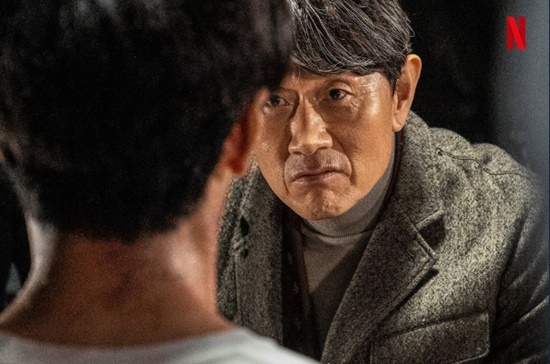 넷플릭스 오리지널 드라마 사냥개들은 총 8부작으로 영화 청년경찰 사자 김주환 감독이 메가폰을 잡고, 씨앗필름과 스튜디오N이 공동 제작했다. /사냥개들 스틸