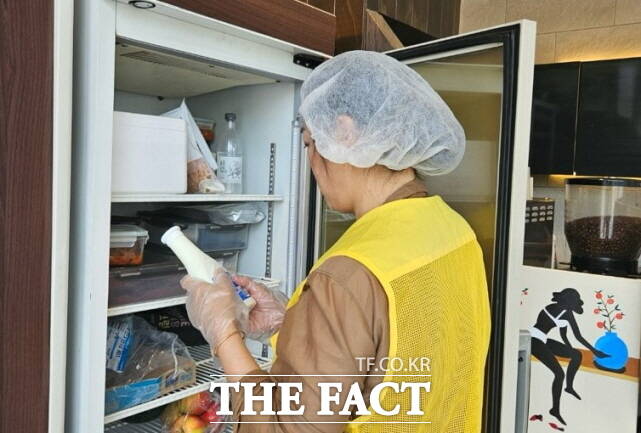 세종시 공문원이 어린이 기호식품 조리·판매업소를 점검하고 있다. /세종시