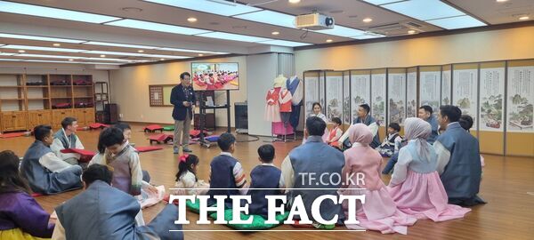 한국효문화진흥원이 11일 공군대학교 외국군 수탁 장교 및 가족 30여명을 대상으로 효 문화 및 전통 예절 교육을 진행했다. 김기황 한국효문화진흥원장이 예절 교육을 진행하고 있다./한국효문화진흥원