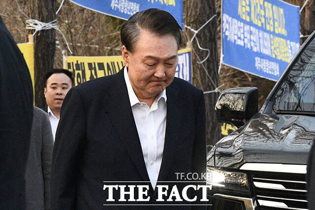 당 지도부는 여전히 신중 기조를 유지하고 있다. 하지만 절반 이상의 의원들이 강경 대응 행보에 뛰어들면서 장외 투쟁으로 헌법재판소를 압박하는 양상으로 흘러가고 있다. 사진은 법원의 구속취소 청구 인용으로 석방된 윤석열 대통령이 8일 오후 5시 40분쯤 경기도 의왕시 서울구치소를 빠져나오며 지지자들에게 인사하고 있는 모습./서예원 기자