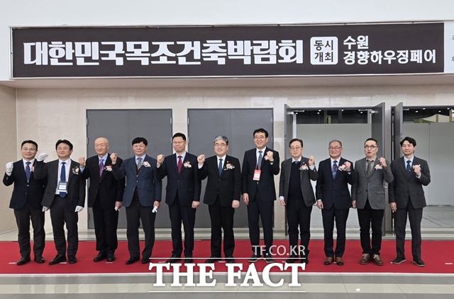 차석호 진주시 부시장(오른쪽 다섯번째)이 수원에서 개최된 ‘2025 대한민국 목조건축박람회(KTBF 2025)’에서 참석자들과 기념 촬영을 하고 있다./진주시