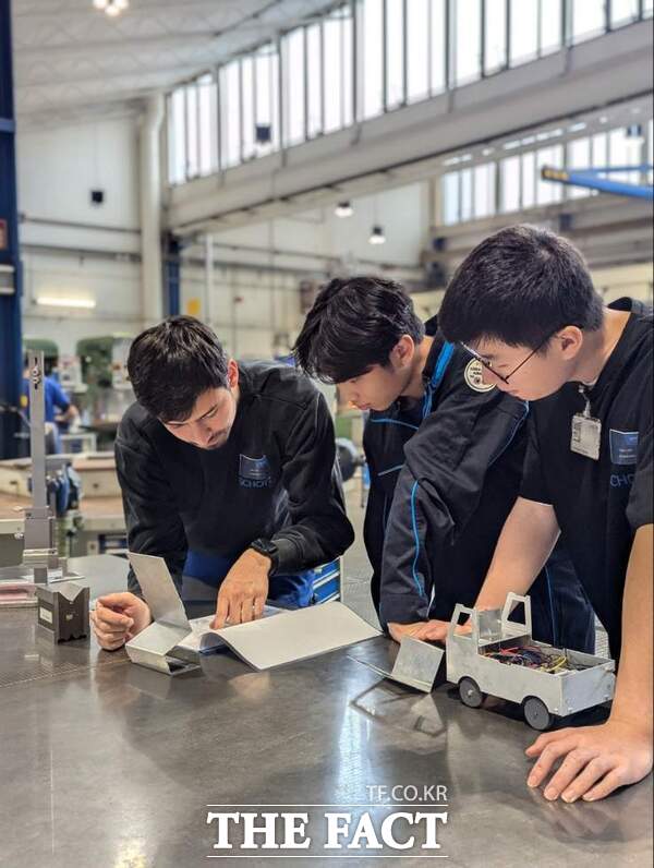 동아마이스터고등학교 학생들이 독일취업준비과정의 일환으로 현지 인턴십을 진행하고 있는 모습 /동아마이스터고