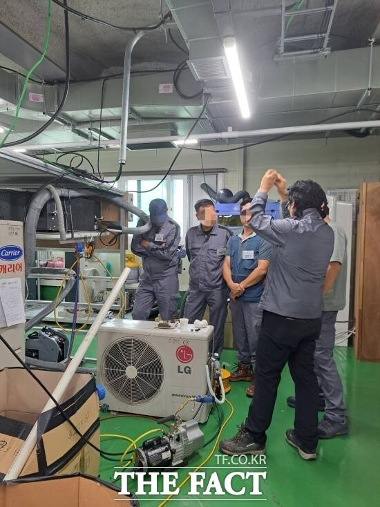 경기도와 경기도일자리재단이 지난해 운영한 ‘숙련건설기능인력 교육훈련 및 취업지원사업’ 건설 분야 직영 과정에 참가한 교육생들이 진진하게 강의를 듣고 있다./경기도