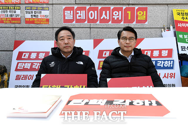 윤석열 대통령의 석방 이후 국민의힘의 속내가 복잡해졌다. 애초 윤 대통령과의 거리두기가 필요하다는 지적에도 꿈쩍하지 않던 국민의힘이 거리를 좁힐 수밖에 없는 상황에 처했기 때문이다. 사진은 윤상현(오른쪽)과 강승규 국민의힘 의원이 11일 오후 서울 종로구 헌법재판소 앞에서 윤석열 대통령 탄핵 각하 촉구 릴레이 시위를 하고 있는 모습. /서예원 기자