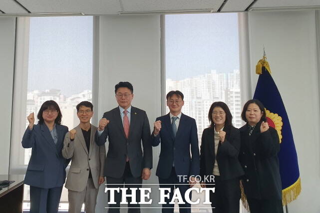 충청광역연합의회 관계자들이 국회입법조사처에 특별지방자치단체 관련 제도 개선을 건의한 뒤 기념촬영을 하고 있다. /충청광역연합의회