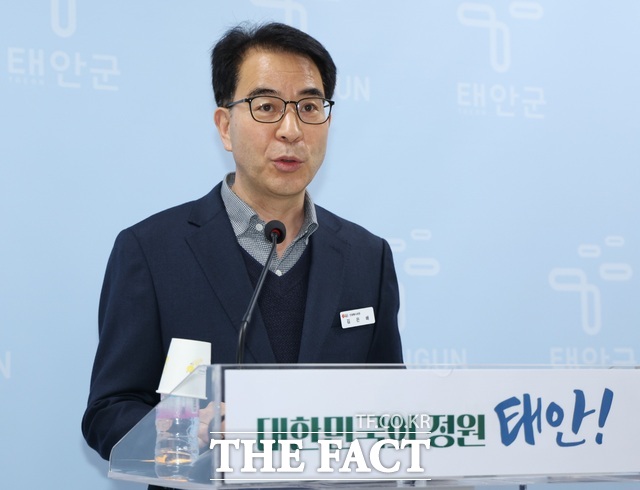 김은배 태안군청 민원봉사과장이 12일 군청 브리핑 룸에서 정례 브리핑을 하고 있다./ 태안군.