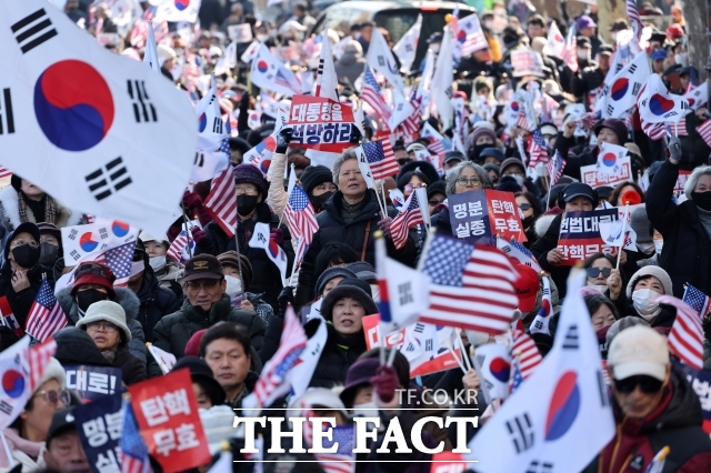 윤석열 대통령 탄핵심판 4차 변론기일인 지난 1월 23일 오후 서울 종로구 헌법재판소 인근에서 윤 대통령 지지자들이 모여 탄핵무효 구호를 외치고 있다. /더팩트 DB