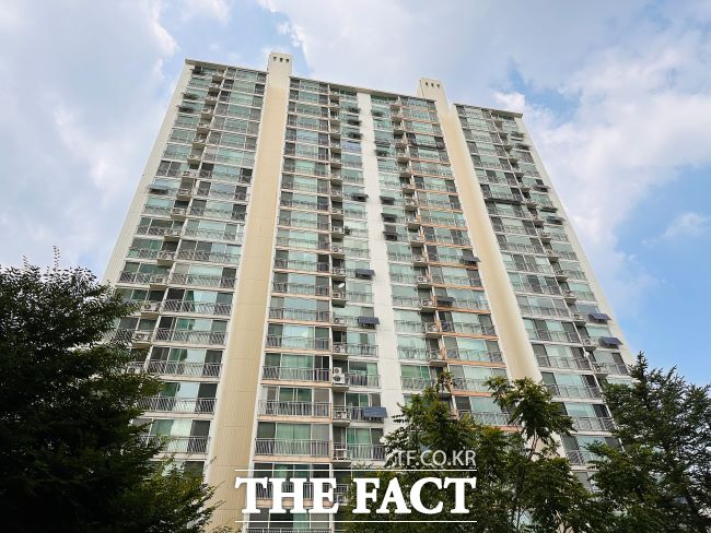 공동주택 베란다에 설치된 미니태양광 발전기들. /광명시