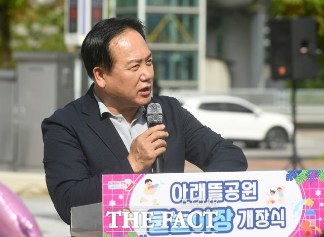 지난해 아래뜰공원 몰놀이장 개장식에서 이권재 오산시장이 발언하고 있다./오산시