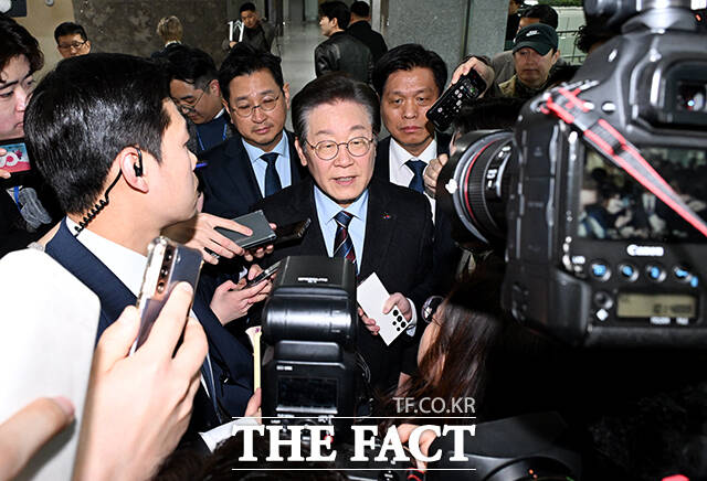 이재명 더불어민주당 대표는 윤석열 대통령의 탄핵 심판 결론을 앞두고 헌법재판소를 압박하는 국민의힘을 향해 헌법을 수호해야 할 집권당이 헌법파괴 중범죄자를 적극 옹호·동조하고 있다라고 강하게 비판했다. /배정한 기자