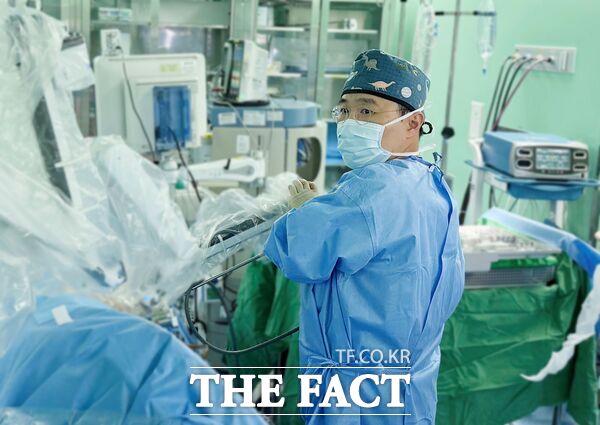 고동훈 건양대병원 비뇨의학과 교수가 로봇수술장비를 이용한 생체공여 신장절제술에 성공했다. /건양대병원