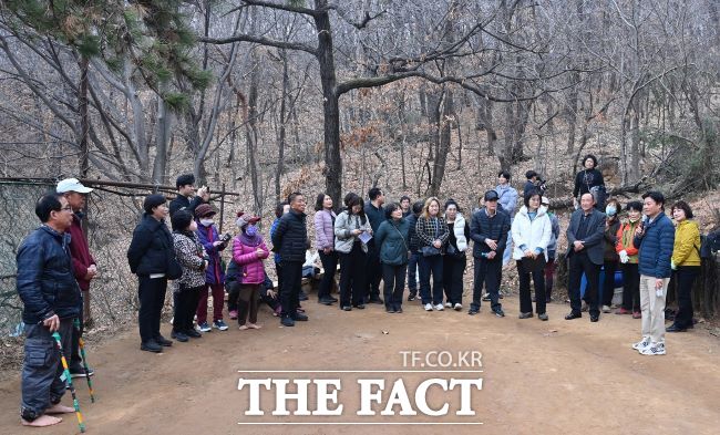 조용익 시장(오른쪽 2번째)이 원미산 맨발길에서 시민들과 대화를 나누고 있다. /부천시