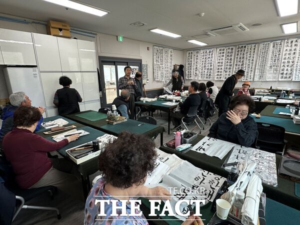 대덕구노인종합복지관은 10일부터 6월 20일 까지 15주간 상반기 노년사회화교육 평생교육·취미여가 프로그램을 진행한다. 사진은 서예반 교육 진행 모습 /대덕구노인종합복지관