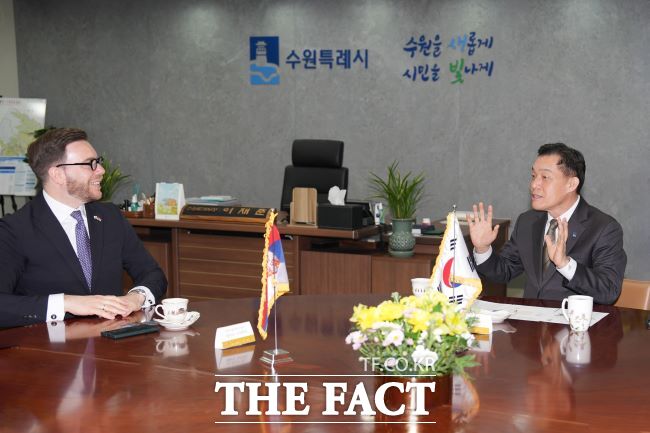 12일 수원시청에서 이재준 수원시장과 네마냐 그르비치 주한 세르비아 대사가 대화하고 있다./수원시