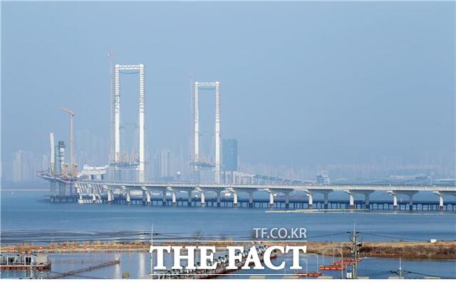 3월 10일 현재 77%의 공정률을 보이고 제3연륙교 건설 현장 /인천경제청