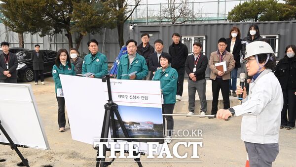 대전 대덕구의회가 13일 연축동 대덕구 신청사 공사 현장을 찾아 공사 진행 상황과 함께 향후 계획을 파악하기 위해 점검에 나섰다./대덕구의회
