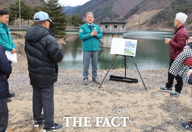 오태완 의령군수가 기후위기댐 지역 주민을 만나 사업 필요성을 설명하고 있다./의령군