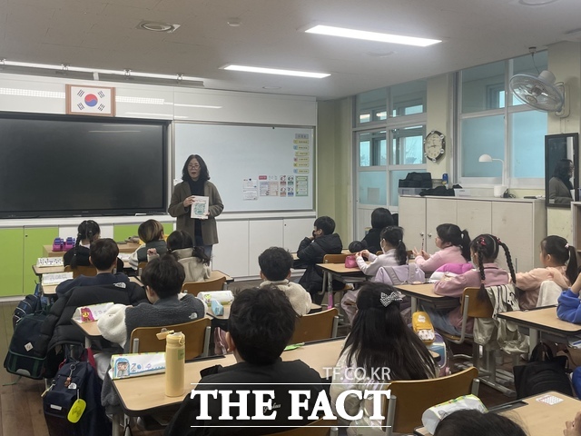 보령교육지원청 보령도서관에서 운영하는 책 읽기 프로그램에 초등학생들 경청하고 있다. /보령교육지원청
