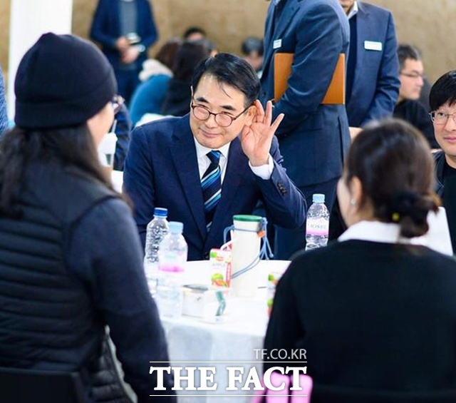 장충남 남해군수가 청년 및 로컬크리에이터 분야 민생정책간담회를 하고 있다. /남해군