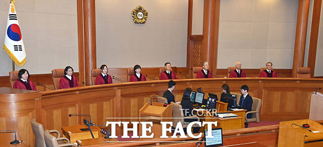 문형배 헌법재판소장 권한대행 및 헌법재판관들이 13일 오전 서울 종로구 헌법재판소에서 열린 최재해 감사원장과 이창수 중앙지검장 등 검사 3인에 대한 탄핵심판에 선고기일에 참석하고 있다. /임영무 기자