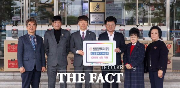 신탄진로타리클럽이 12일 노인·장애인 등 취약계층을 지원하기 위한 김 세트 100박스를 대덕구에 기탁했다. 사진 왼쪽부터 박상년 신탄진로타리클럽 재무, 김길용 복지만두레 대덕구협의회장, 김중범 신탄진로타리클럽 회장, 최충규 대덕구청장, 조영희 복지만두레 대덕구협의회 총무, 김숙자 석봉동 복지만두레 회장./대덕구