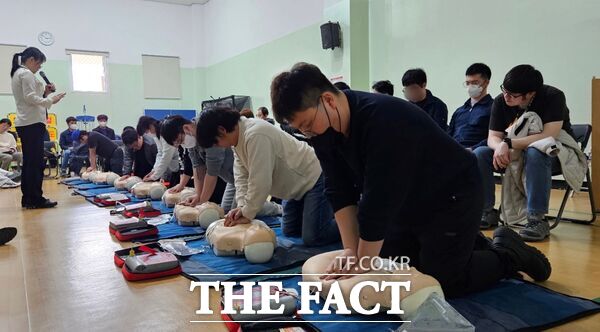 대전시설관리공단 무지개복지공장이 심폐소생술에 대한 중요성을 널리 알리고 응급상황 대응 능력 배양을 위해 13일 장애인 근로자 65명을 대상으로 심폐소생술 교육을 실시하고 있다. /대전시설관리공단