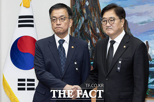 우원식 국회의장이 13일 국회 본회의에서 정부를 향해 신속한 추경안 편성을 촉구했다. 사진은 우 의장이 지난해 12월 30일 서울 여의도 국회를 찾은 최상목 대통령 권한대행 부총리 겸 기획재정부 장관을 접견하는 모습. /국회사진취재단