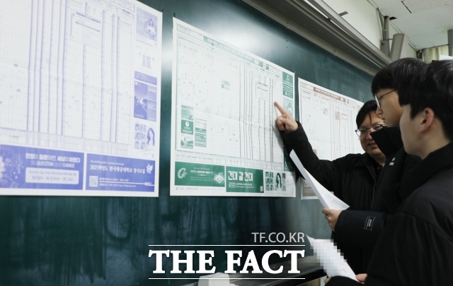 가구의 월평균 소득이 높을수록, 자녀 수가 적은 가구일수록, 고등학교 성적이 상위권일수록 사교육비 지출과 참여율이 높았다. 사진은 2025학년도 대학수학능력시험(수능) 성적표가 배부된 지난해 12월 6일 서울 종로구 동성고등학교에서 고3 담임 선생님이 수험생들과 지원 가능 대학 배치표를 살펴보고 있는 모습. / 더팩트 DB